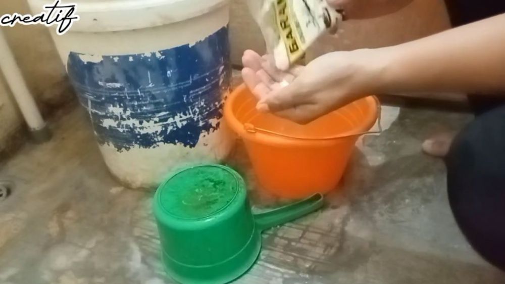 Tak perlu sitrun, ini trik mudah basmi kerak hitam licin di gayung cuma pakai tambahan 1 bahan dapur