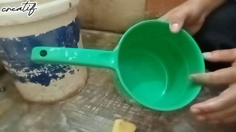 Tak perlu sitrun, ini trik mudah basmi kerak hitam licin di gayung cuma pakai tambahan 1 bahan dapur