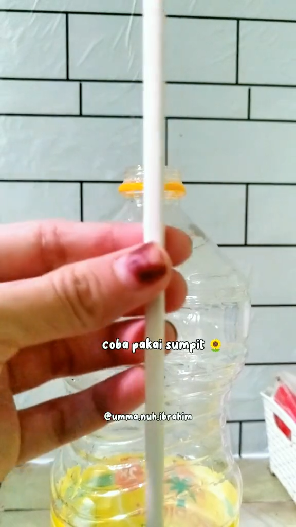 Tanpa corong, cara emak-emak menuang minyak goreng ke botol ini antitumpah cuma pakai 1 alat sederhana