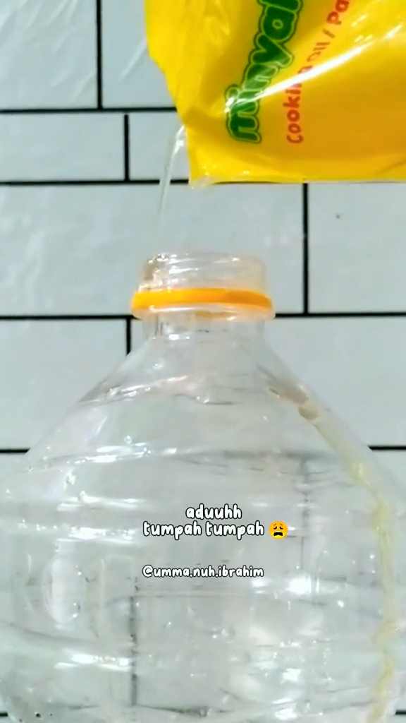 Tanpa corong, cara emak-emak menuang minyak goreng ke botol ini antitumpah cuma pakai 1 alat sederhana