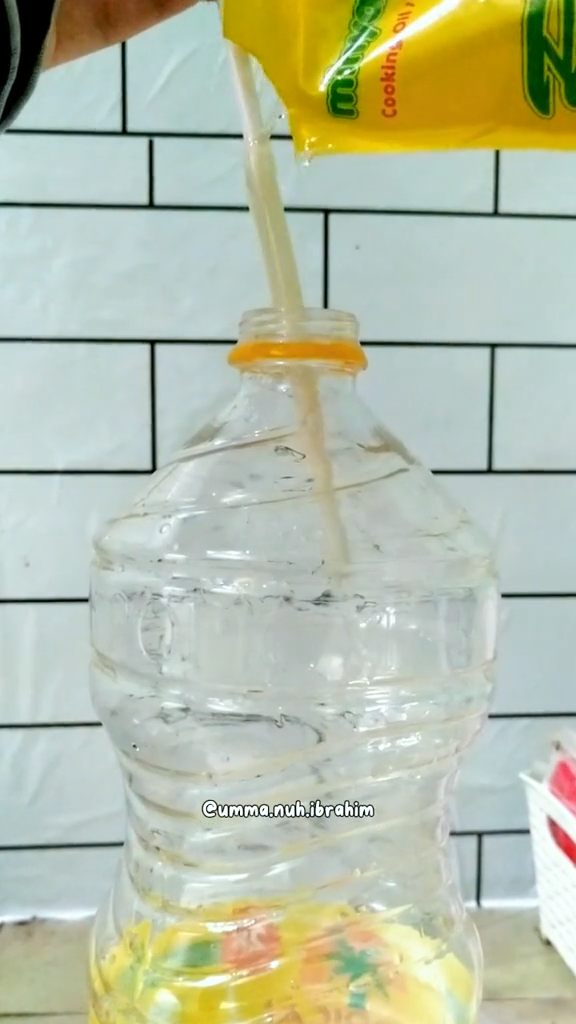 Tanpa corong, cara emak-emak menuang minyak goreng ke botol ini antitumpah cuma pakai 1 alat sederhana