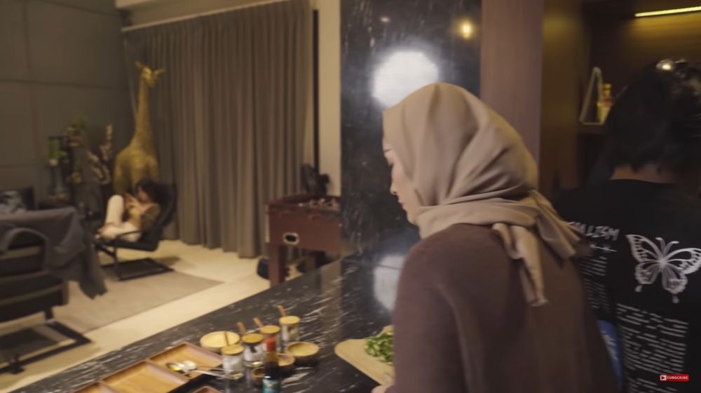 rumahnya puluhan miliar, potret dapur Awkarin desainnya glamor © berbagai sumber