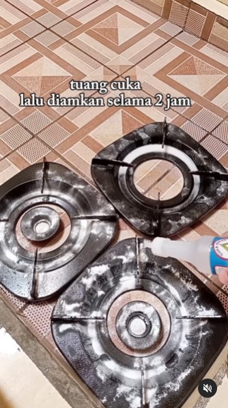 Bukan ditaburi sitrun, cara emak-emak membersihkan kerak tungku kompor ini cuma pakai 3 bahan dapur