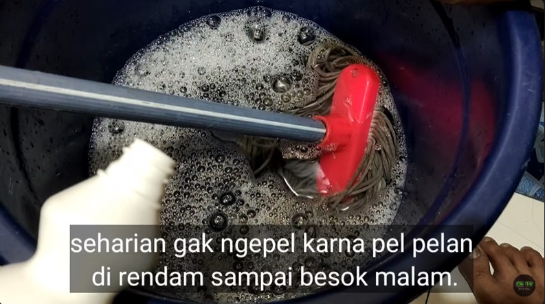 Tanpa disikat, ini cara bersihkan kain pel hitam dekil jadi putih lagi cukup tambah 1 bahan dapur