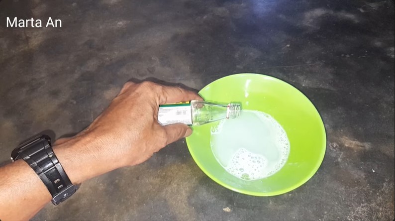 Bukan diolesi pasta gigi, ini trik bersihkan noda jamur di karet pintu kulkas pakai 2 bahan sederhana