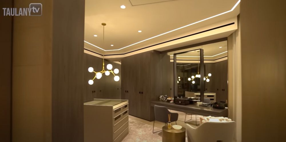 potret kamar tidur Maia Estianty dindingnya bergaya Italia © 2024 brilio.net potret kamar tidur Maia Estianty dindingnya bergaya Italia © 2024 brilio.net