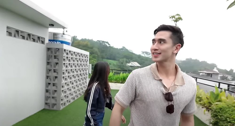 Potret rooftop Verrell Bramasta view langsung gunung Salak © 2024 brilio.net