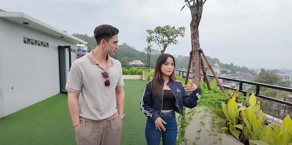 Potret rooftop Verrell Bramasta view langsung gunung Salak © 2024 brilio.net Potret rooftop Verrell Bramasta view langsung gunung Salak © 2024 brilio.net