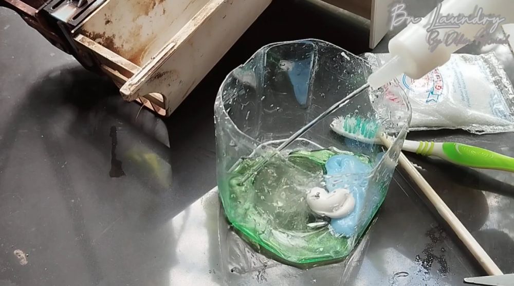 Cukup tambah 2 bahan dapur, ini trik enyahkan kerak lumut di gayung dan ember plastik