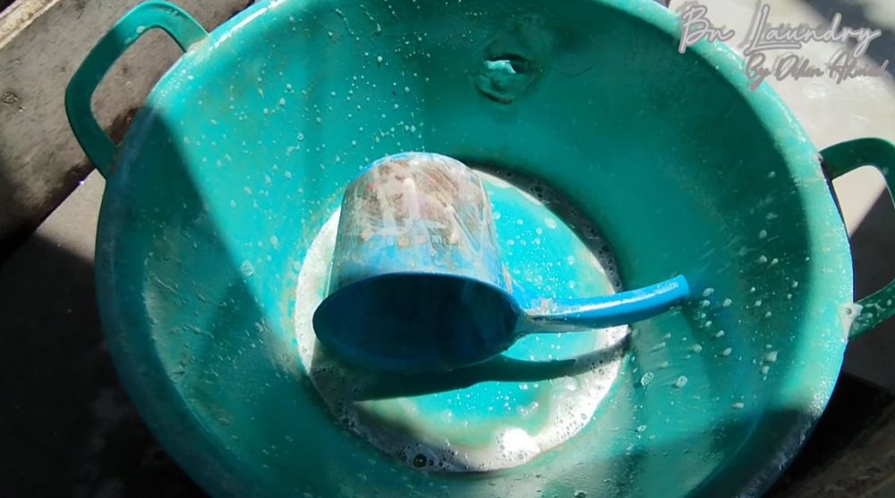 Cukup tambah 2 bahan dapur, ini trik enyahkan kerak lumut di gayung dan ember plastik