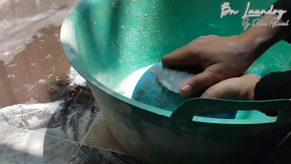 Cukup tambah 2 bahan dapur, ini trik enyahkan kerak lumut di gayung dan ember plastik