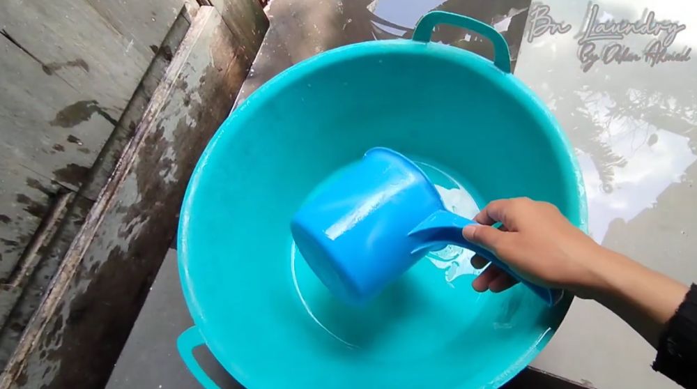 Cukup tambah 2 bahan dapur, ini trik enyahkan kerak lumut di gayung dan ember plastik