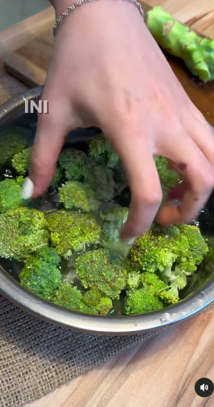 Tak ditambah baking soda, ini trik merebus brokoli agar warnanya tetap hijau cerah pakai 1 bahan dapur