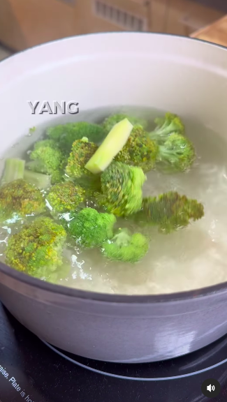 Tak ditambah baking soda, ini trik merebus brokoli agar warnanya tetap hijau cerah pakai 1 bahan dapur