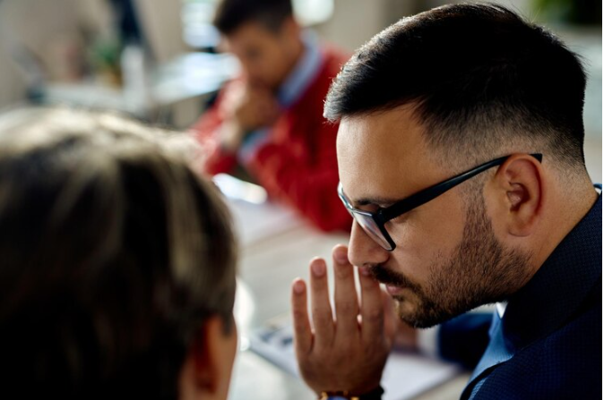 Hadits berkata baik atau diam © Freepik