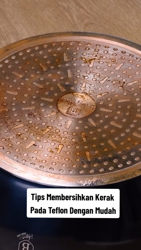 Tanpa digosok sitrun, cara emak-emak bersihkan kerak di pantat teflon ini ampuh pakai 2 bahan dapur