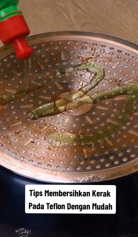 Tanpa digosok sitrun, cara emak-emak bersihkan kerak di pantat teflon ini ampuh pakai 2 bahan dapur