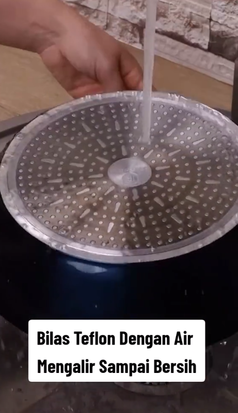 Tanpa digosok sitrun, cara emak-emak bersihkan kerak di pantat teflon ini ampuh pakai 2 bahan dapur