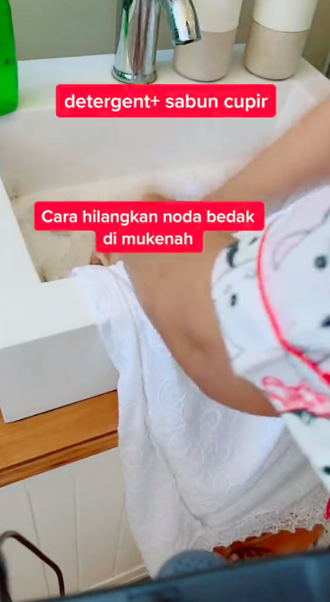 Tanpa pemutih, trik emak-emak menghilangkan noda kuning di mukena ini ampuh cuma tambah 1 bahan dapur