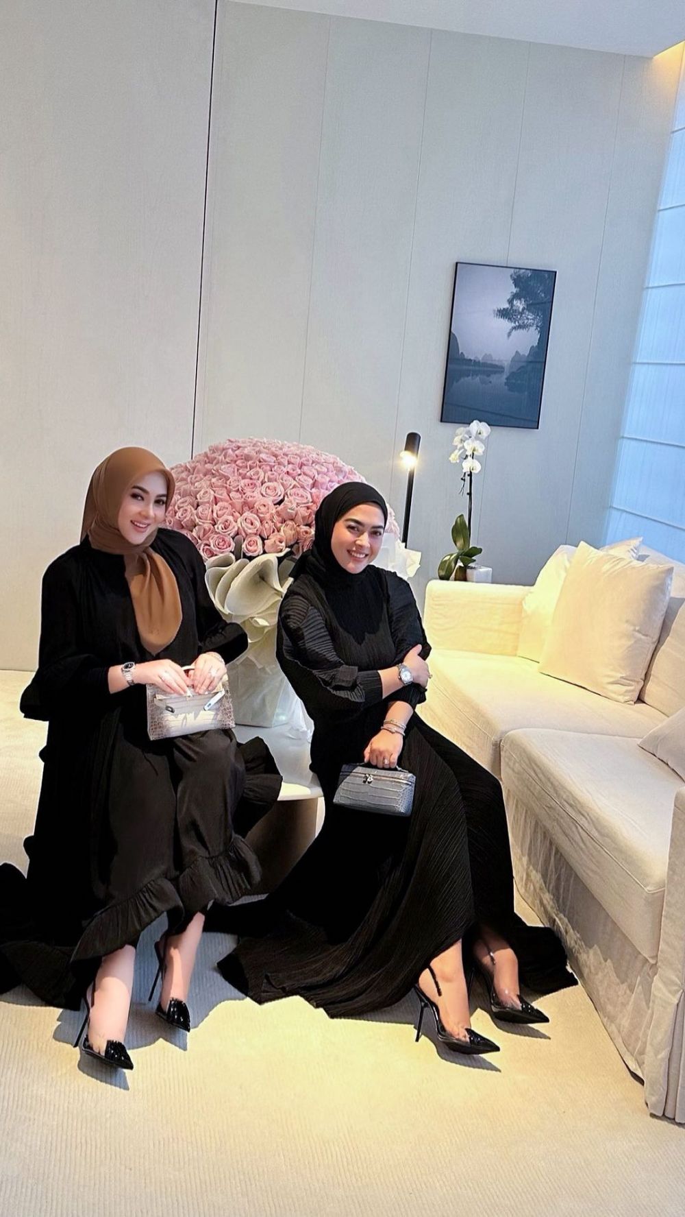 gaya syahrini tutupi perut hamil © 2024 brilio.net gaya syahrini tutupi perut hamil © 2024 brilio.net