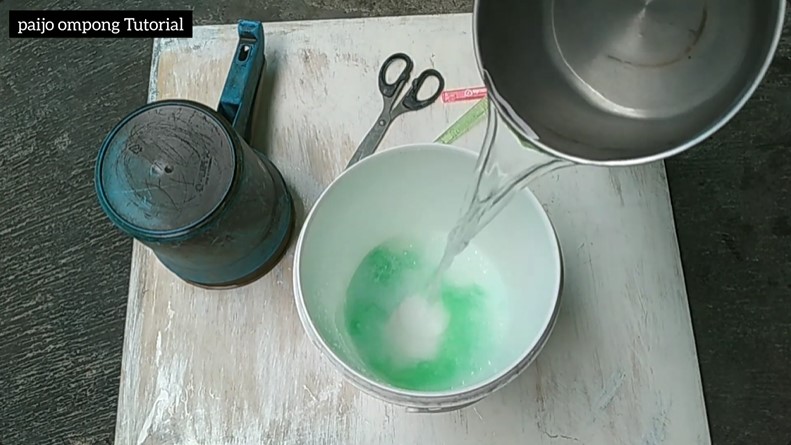 Tanpa disikat sitrun, trik bapak-bapak bersihkan gayung berlumut ini cukup tambah 1 bahan dapur