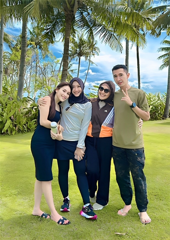potret kedekatan ayu ting ting dan calon ibu mertua © instagram potret kedekatan ayu ting ting dan calon ibu mertua © instagram
