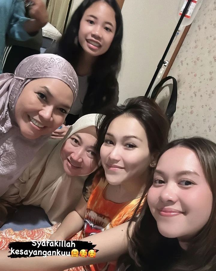potret kedekatan ayu ting ting dan calon ibu mertua © instagram potret kedekatan ayu ting ting dan calon ibu mertua © instagram