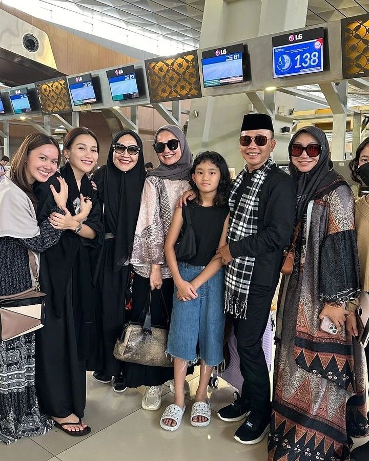 potret kedekatan ayu ting ting dan calon ibu mertua © instagram potret kedekatan ayu ting ting dan calon ibu mertua © instagram