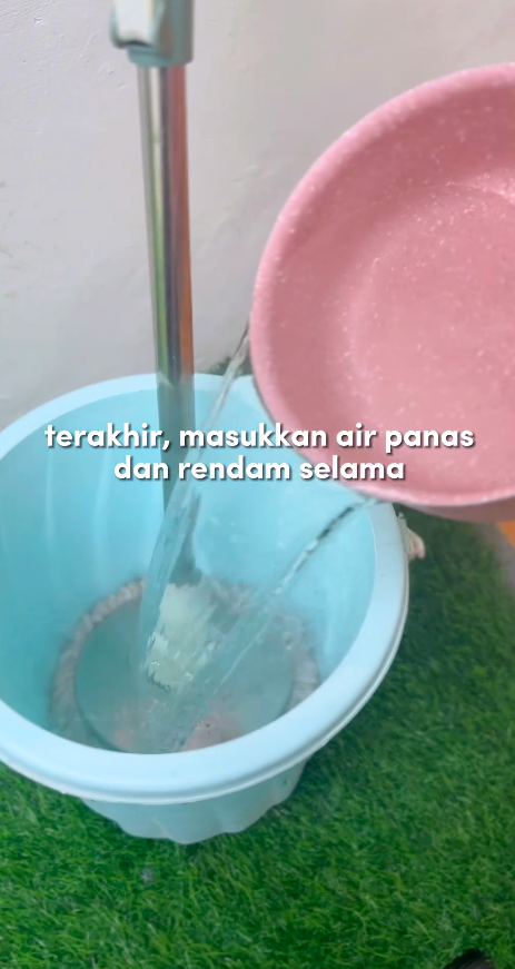 Tanpa perlu dikucek, ini trik cuci kain pel dekil agar bersih dan kinclong lagi pakai 3 bahan dapur