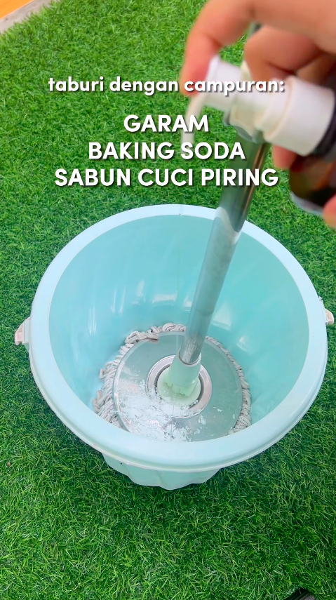 Tanpa perlu dikucek, ini trik cuci kain pel dekil agar bersih dan kinclong lagi pakai 3 bahan dapur