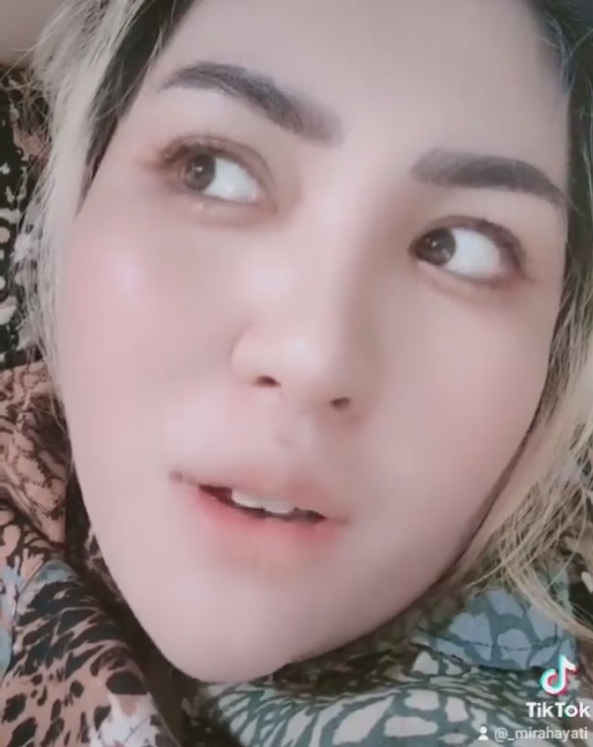 Kerap disindir muka boros padahal usianya 28 tahun, 9 potret Mira Hayati tampil natural ini manglingi