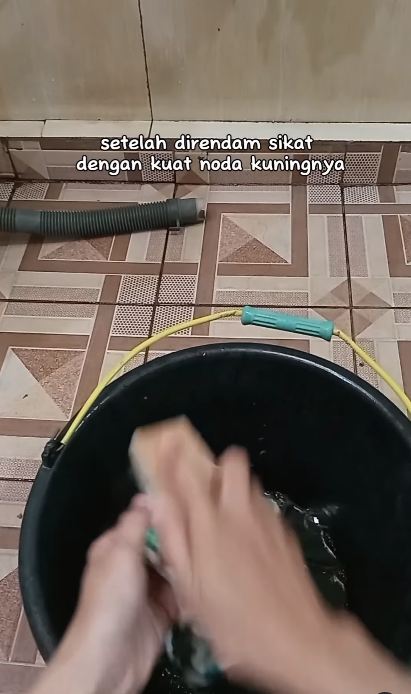Cukup direndam 15 menit, ini cara ampuh hilangkan noda kuning di pakaian pakai tambahan 1 bahan dapur