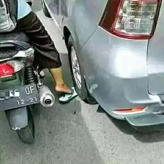 Momen apes orang naik motor © X