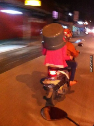 Momen apes pacaran saat naik motor © 1cak.com Momen apes pacaran saat naik motor © 1cak.com