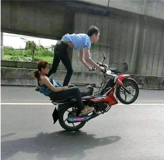 Momen apes pacaran saat naik motor © 1cak.com Momen apes pacaran saat naik motor © 1cak.com