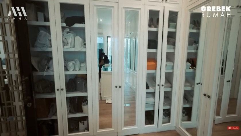 kamar tidur Arie Untung desain privat © YouTube