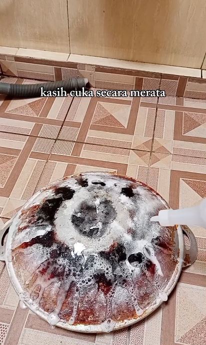 Tak perlu bubuk sitrun atau abu gosok, ini trik bersihkan pantat wajan hitam cuma pakai 3 bahan dapur