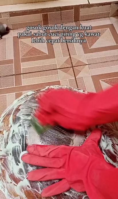 Tak perlu bubuk sitrun atau abu gosok, ini trik bersihkan pantat wajan hitam cuma pakai 3 bahan dapur