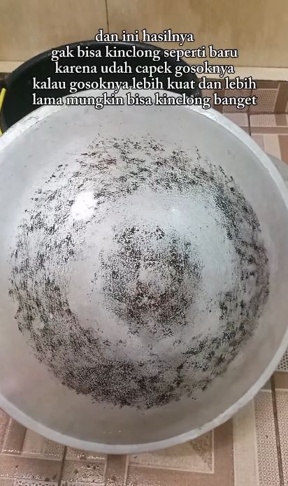 Tak perlu bubuk sitrun atau abu gosok, ini trik bersihkan pantat wajan hitam cuma pakai 3 bahan dapur