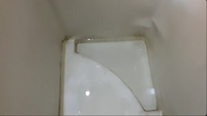 Tanpa diolesi sitrun, cara emak-emak bersihkan kerak hitam di bak mandi ini cuma tambah 1 bahan dapur