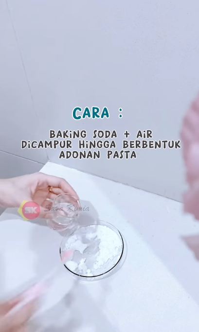 Tanpa sabun cuci piring, begini cara hilangkan noda kerak di lantai rumah hanya dengan 1 bahan dapur