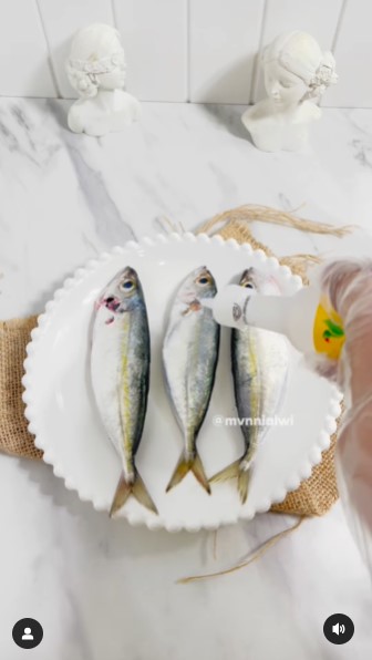 Tak dibaluri tepung, wanita ini punya trik goreng ikan agar renyah dan tak meletup pakai 3 bahan dapur