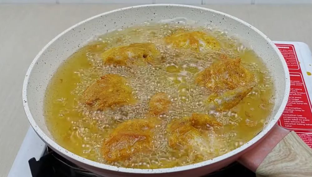 Tak sampai 15 menit, ini trik menggoreng ayam tanpa diungkep hasilnya matang sempurna