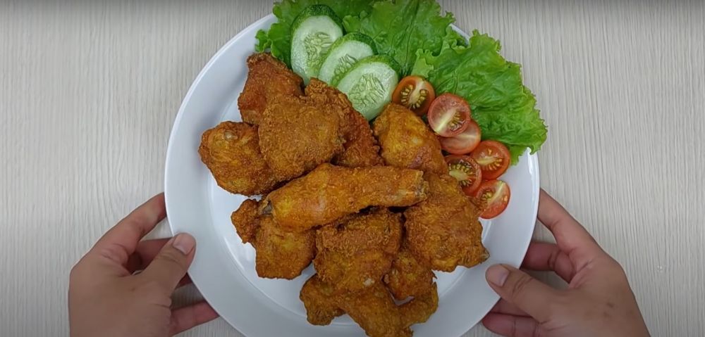 Tak sampai 15 menit, ini trik menggoreng ayam tanpa diungkep hasilnya matang sempurna