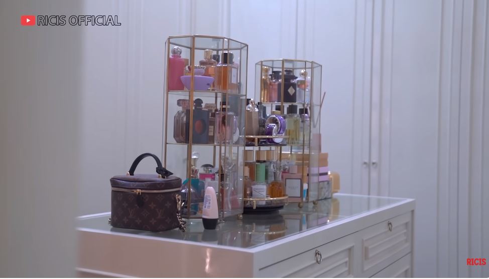 potret kamar melvina owner daviena © YouTube