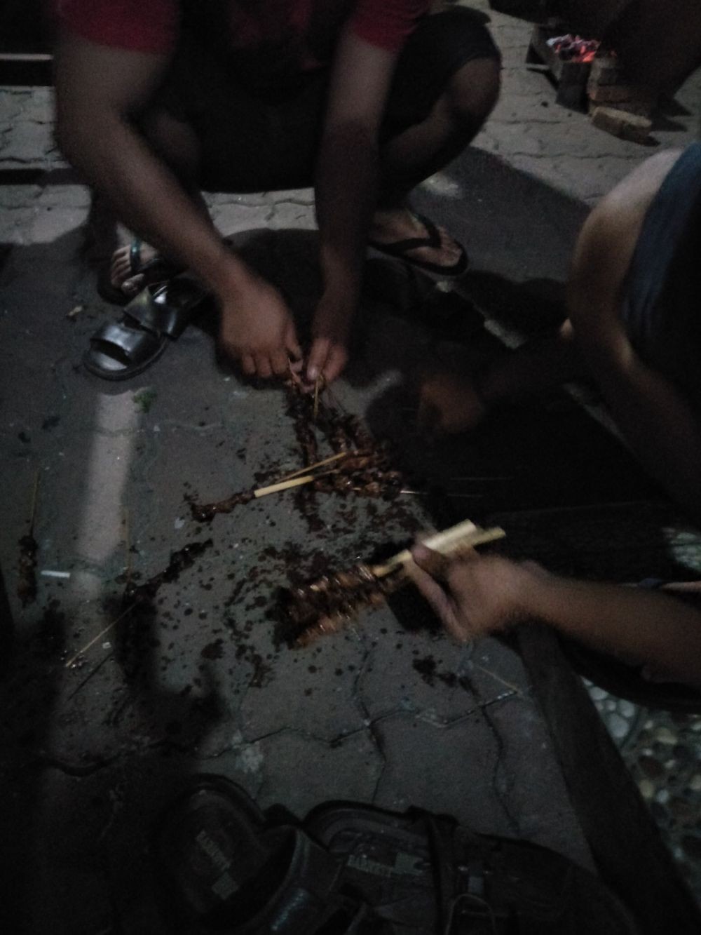 Momen apes saat makan sate © Instagram Momen apes saat makan sate © Instagram