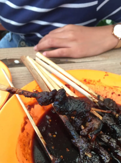 Momen apes saat makan sate © Instagram Momen apes saat makan sate © Instagram