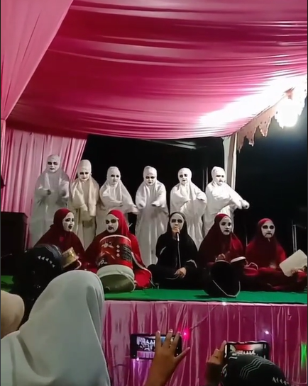momen santri pentas pakai makeup pocong © TikTok momen santri pentas pakai makeup pocong © TikTok