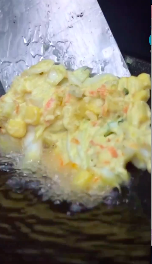 Tanpa diberi margarin, ini cara bikin bakwan sayur tipis semakin gurih dan garing seharian