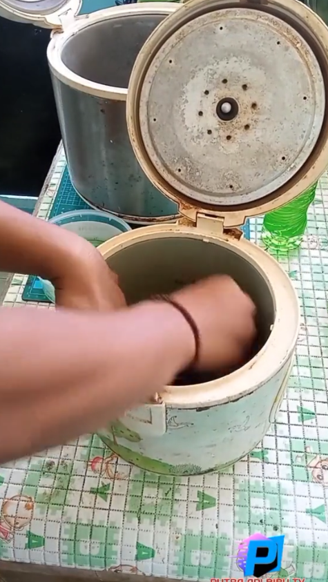 Tanpa dioles pasta gigi atau digosok sitrun, ini trik ampuh bersihkan noda gosong di dasar rice cooker